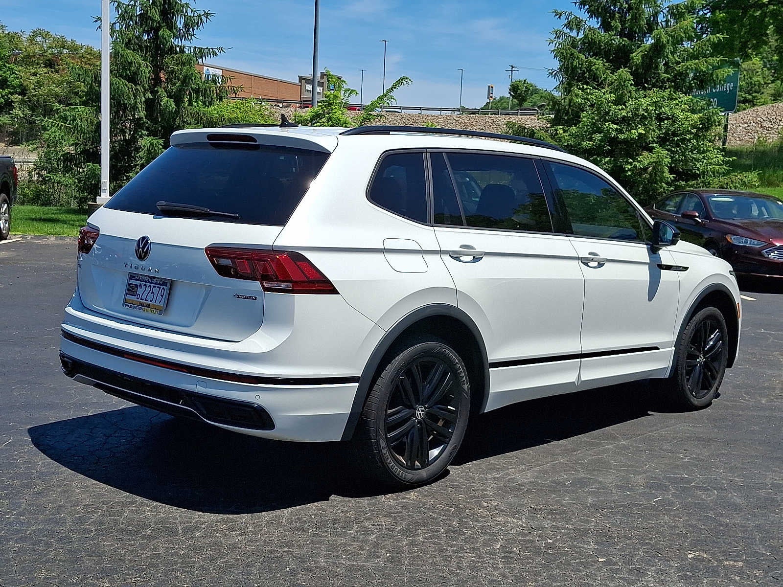 2022 Volkswagen Tiguan SE R-Line Black
