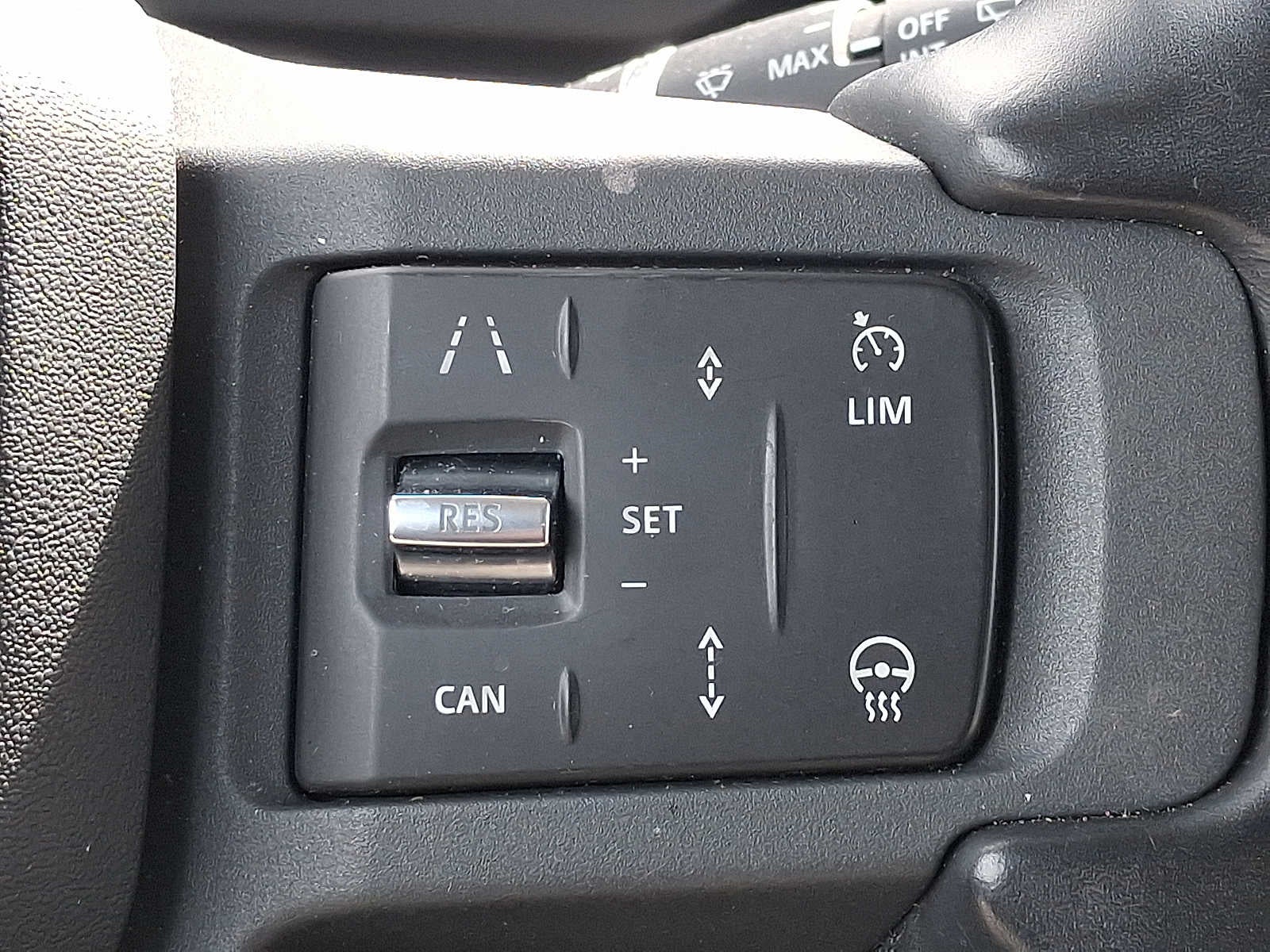 2024 Land Rover Defender X-Dynamic SE