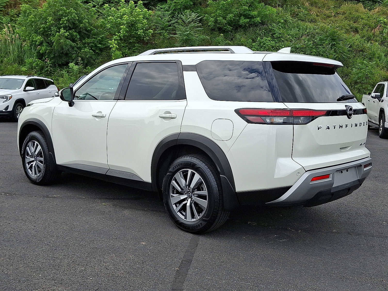 2022 Nissan Pathfinder SL